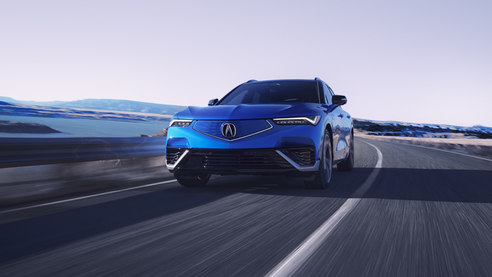 Plan avant élargi d’un ZDX bleu qui roule sur l’autoroute vers la caméra.