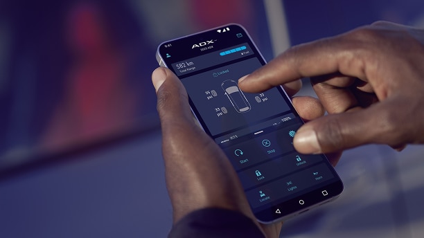 Gros plan d’une main utilisant un cellulaire pour accéder aux services connectés AcuraLink.
