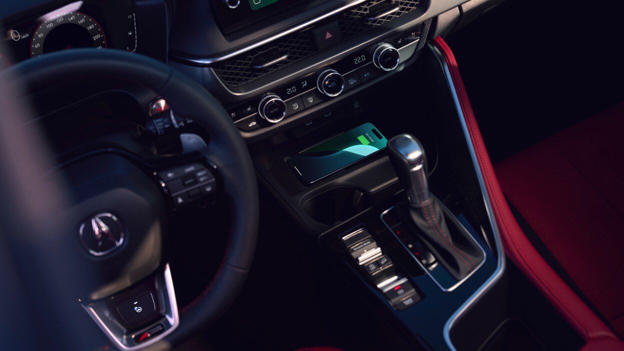 Gros plan du volant et du tableau de bord.