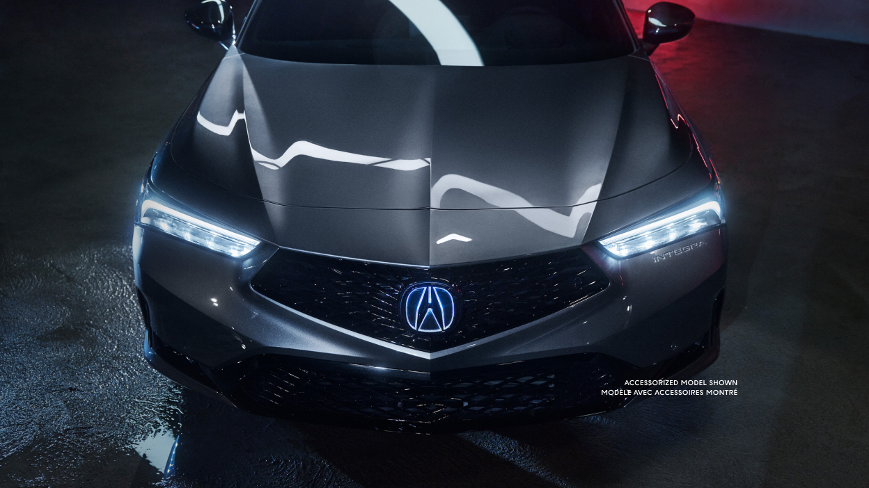 Vue aérienne avant de l’Integra 2023 avec phares à DEL allumés