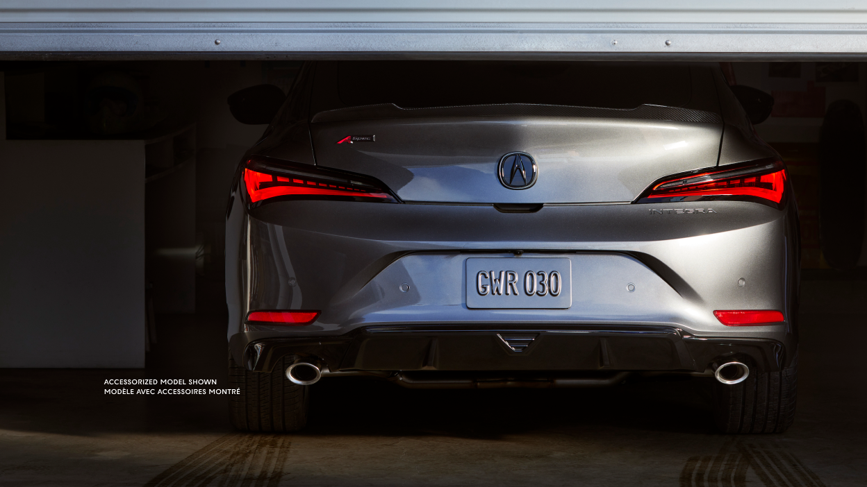Arrière de l’Integra 2023, feux allumés, aileron arrière et échappement double