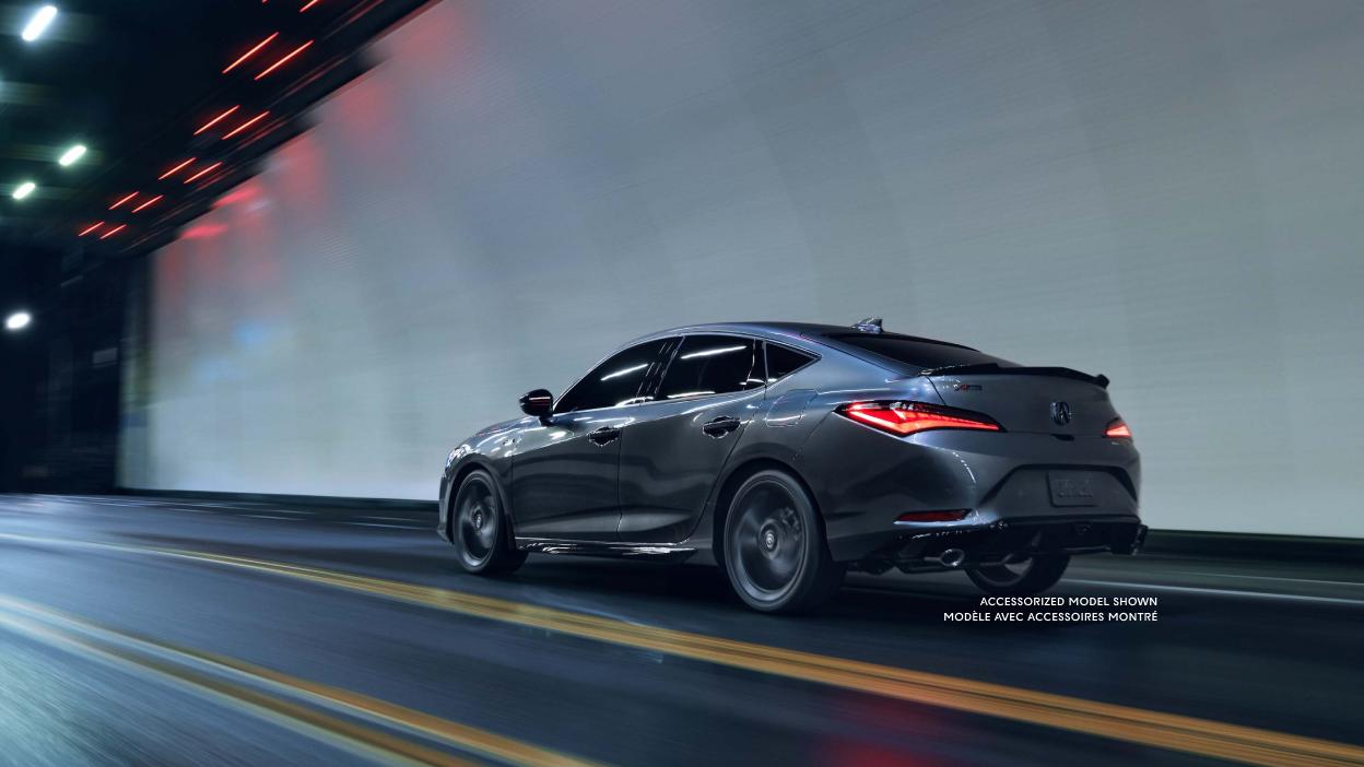 Vue en angle arrière gauche de l’Integra 2023 circulant dans un tunnel sombre