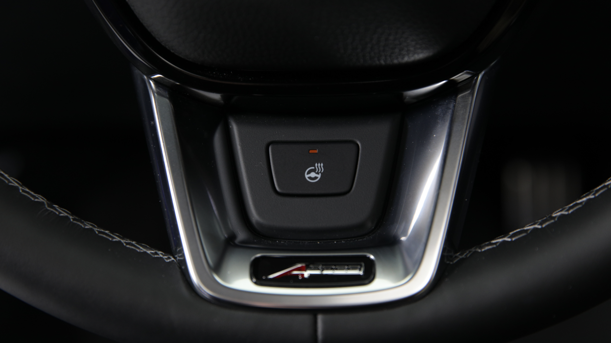 Gros plan du volant de l’Integra 2023 avec le bouton du volant chauffant en position de marche.