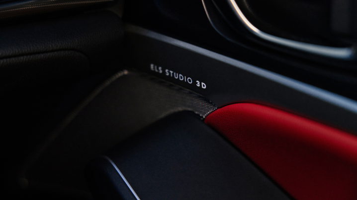 Gros plan d’un haut-parleur ELS STUDIO 3D dans une portière.