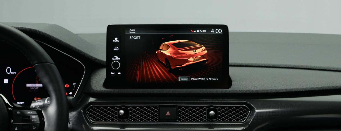 Gros plan de l’écran tactile intérieur montrant le système IDS en mode Sport.