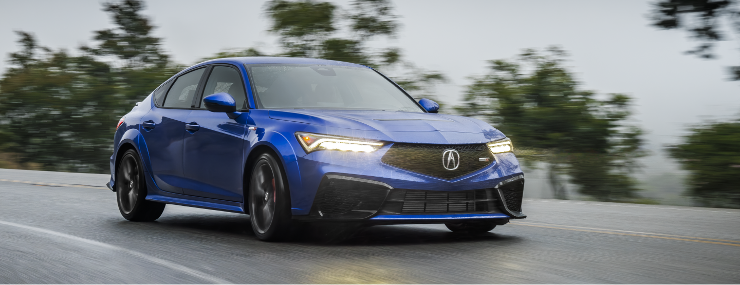 Plan d’ensemble moyen d’une Integra bleue roulant sur une autoroute. 