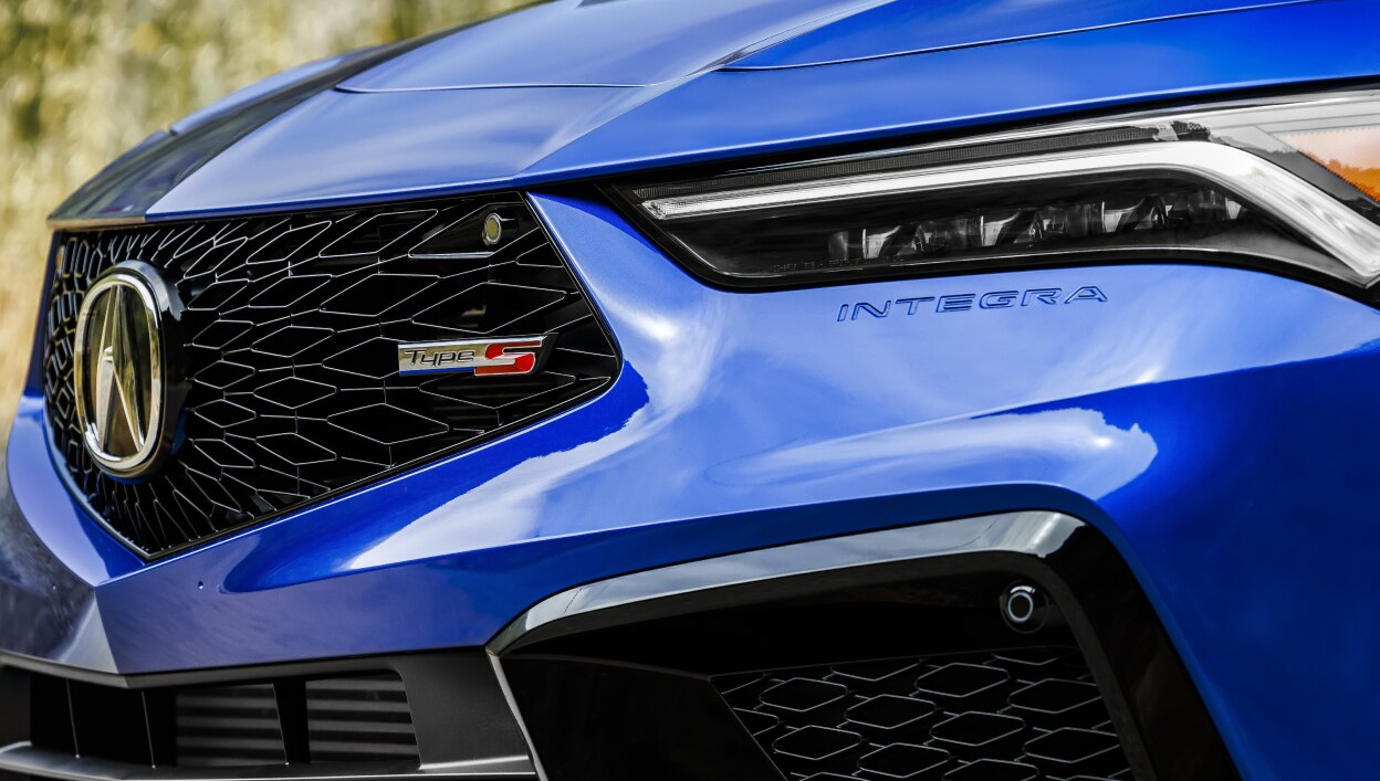 Gros plan de la calandre d’une Integra bleue. 