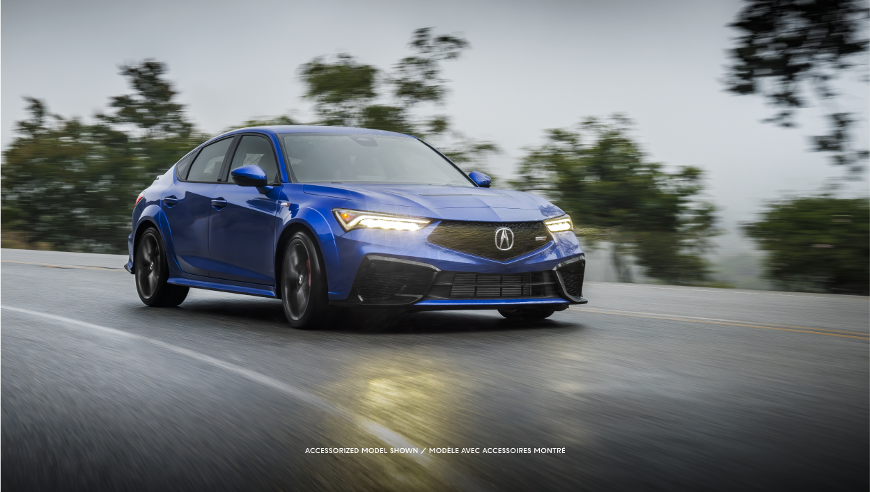 Plan d’ensemble moyen d’une Integra bleue roulant sur une autoroute. 