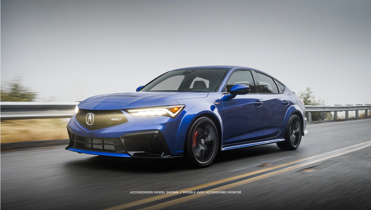 Vue latérale d’une Integra bleue roulant sur une autoroute. 