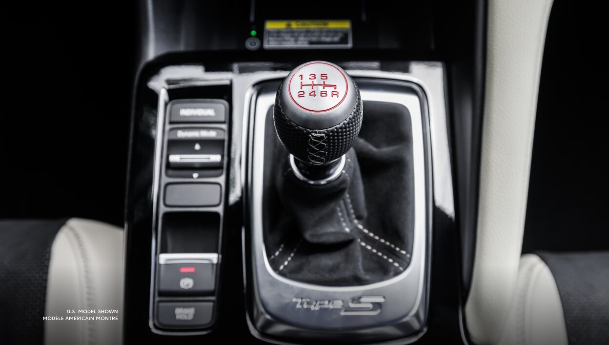 Gros plan en plongée d’un levier de vitesses.