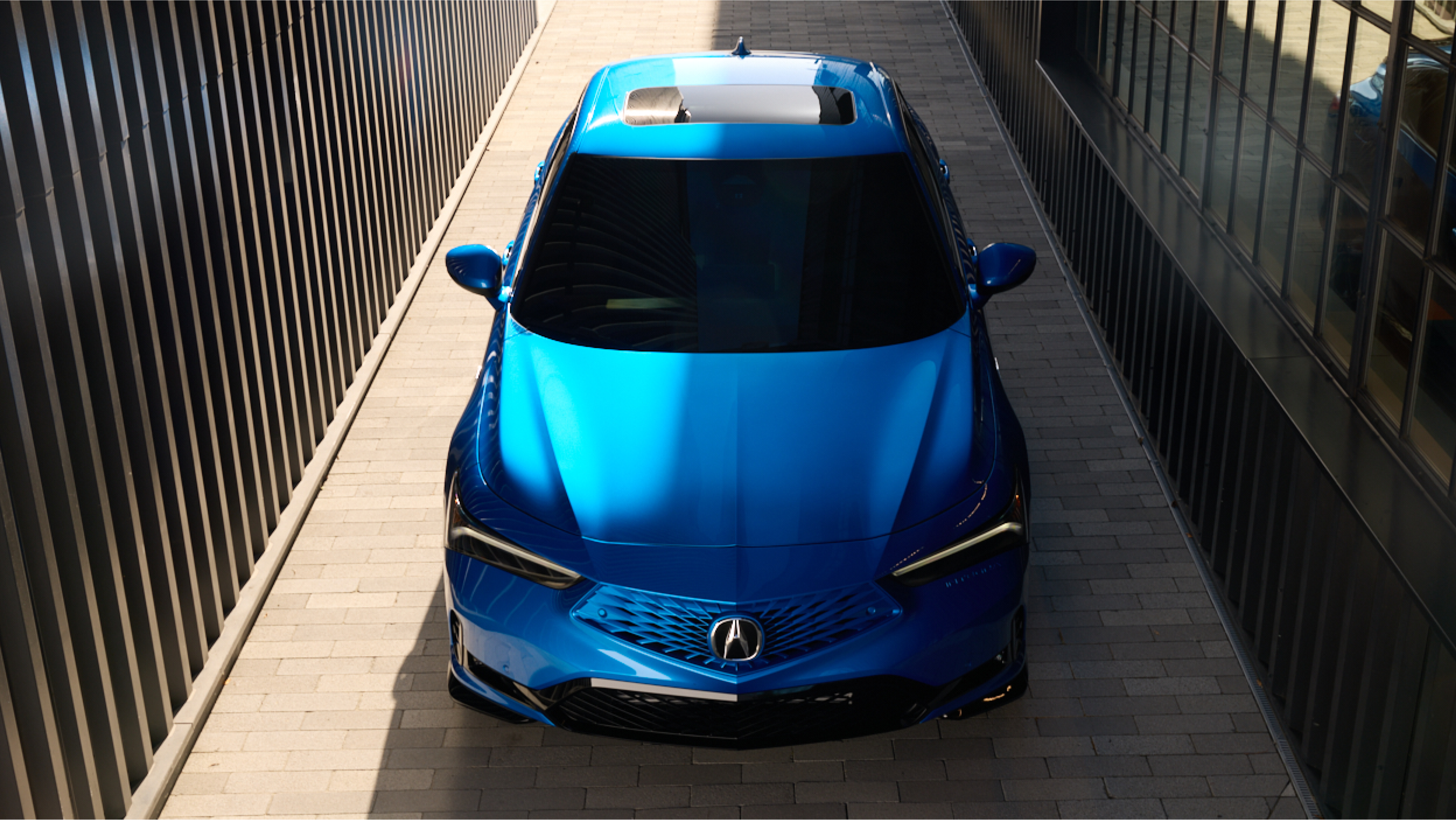 Vue de face avant de l’Integra 2023 stationnée avec feux de jour allumés