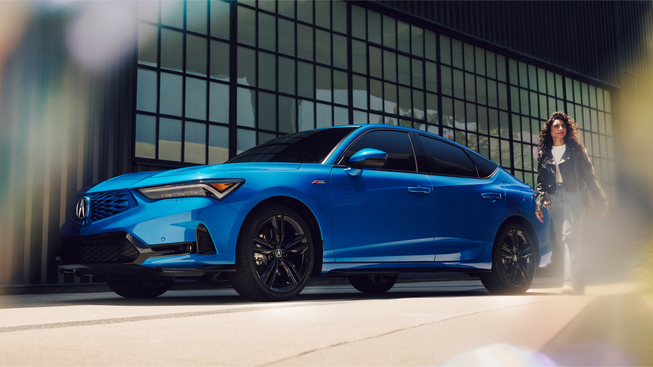 Vue aérienne avant de l’Integra 2023 avec phares à DEL allumés