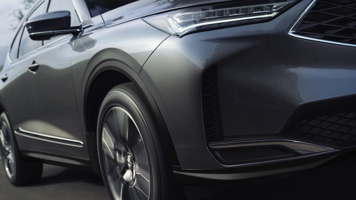 Arrière d’un MDX. On peut voir le coffre et le tuyau d’échappement.