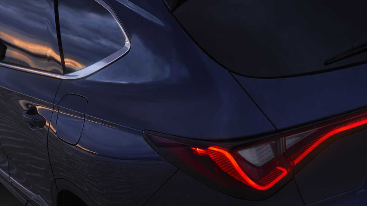 Feu arrière d’un MDX rouge.