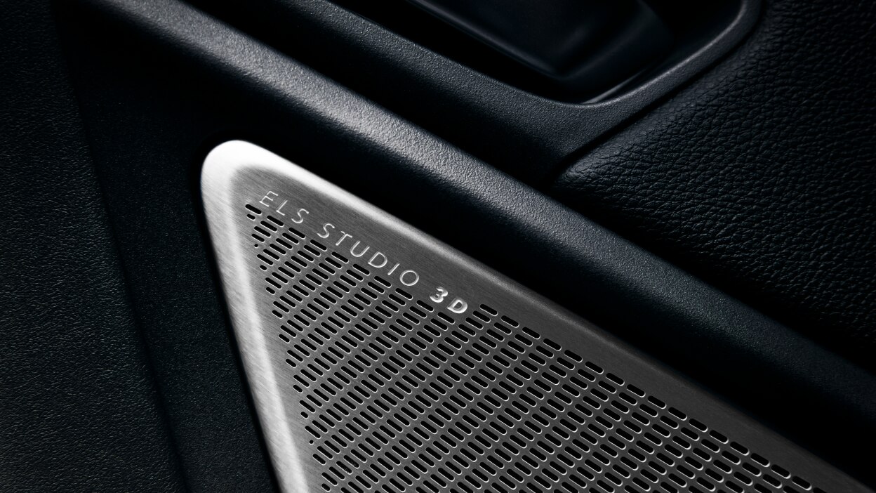 Main tirant sur un sélecteur de vitesses derrière le volant.