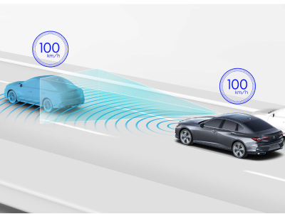 Représentation numérique, où tout est blanc sauf la TLX. Plan de trois quarts latéral arrière d’une TLX grise roulant sur une route. Lignes bleues et lignes ondulées projetées de l’avant de la TLX qui détectent le véhicule qui le précède.