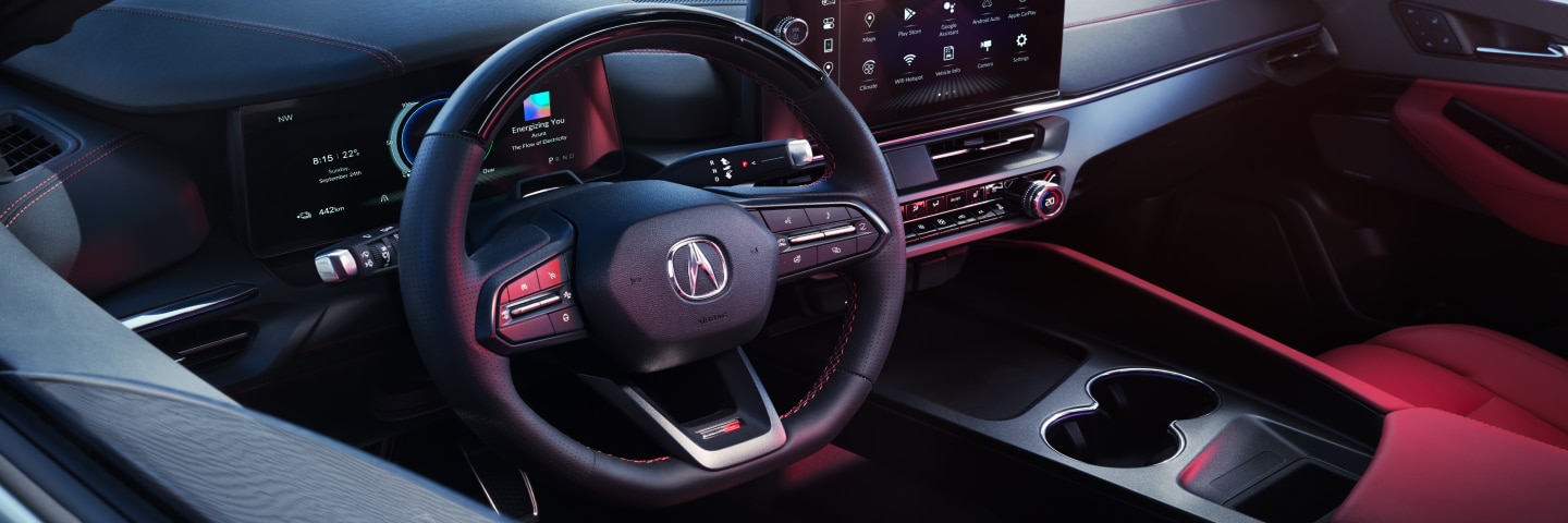 Gros plan du volant et du côté conducteur de l’habitacle.