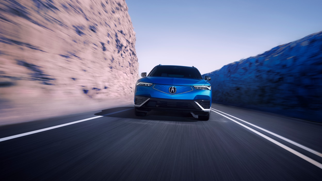 Plan avant élargi d’un ZDX bleu qui roule sur l’autoroute vers la caméra.