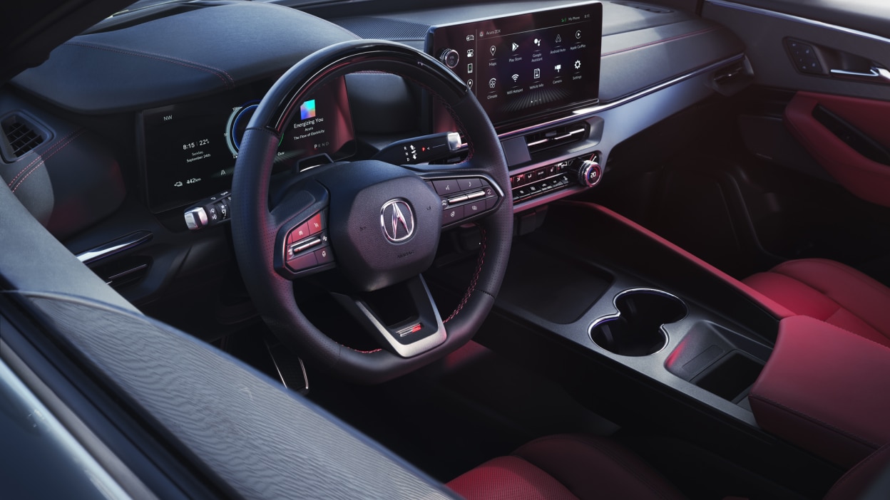 Gros plan du volant et du côté conducteur de l’habitacle.