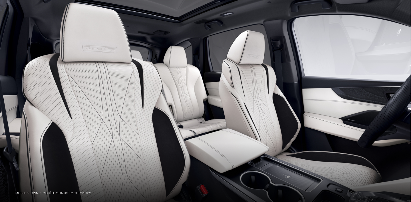 Plan étendu de trois quarts de l’habitacle d’un MDX Type S.