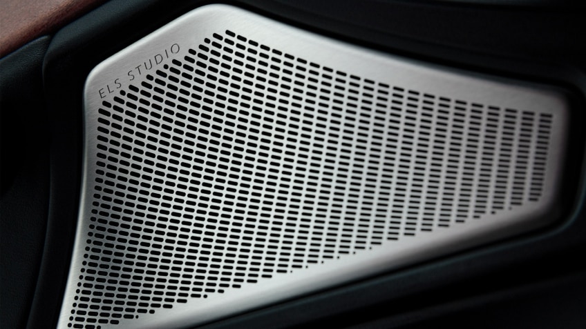 Close-up of an ELS Studio speaker. / Gros plan d’un haut-parleur ELS Studio.