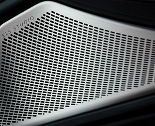 Close-up of an ELS Studio speaker. / Gros plan d’un haut-parleur ELS Studio.