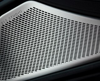 Close-up of an ELS Studio speaker. / Gros plan d’un haut-parleur ELS Studio.