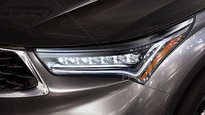 Close-up of a Jewel Eye LED front headlight.	/ Gros plan d’un phare Jewel Eye à DEL.