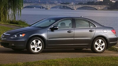 Profile view of a 2004 Acura RL. / Profil d’une Acura RL 2004.