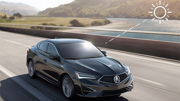 A black Acura TLX drives down the highway. An illustration demonstrates climate control from solar heating. / Une Acura TLX noire roulant sur l’autoroute. L’image montre la régulation de la température à partir du chauffage solaire.
