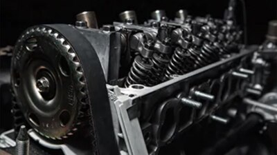 Studio shot of an engine block with the timing belt as the main focus. // Une photo en studio d'un bloc moteur avec la courroie de distribution comme objectif principal