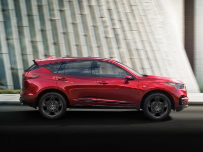 Side profile shot of an Acura MDX vehicle driving fast that causes the background to be blurry. // Plan de profil latéral d'un véhicule Acura MDX roulant rapidement, ce qui rend l'arrière-plan flou